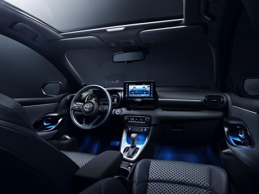 Торпедо Toyota Yaris Hybrid 2020 года  (WW) (фото 13 из 111)
